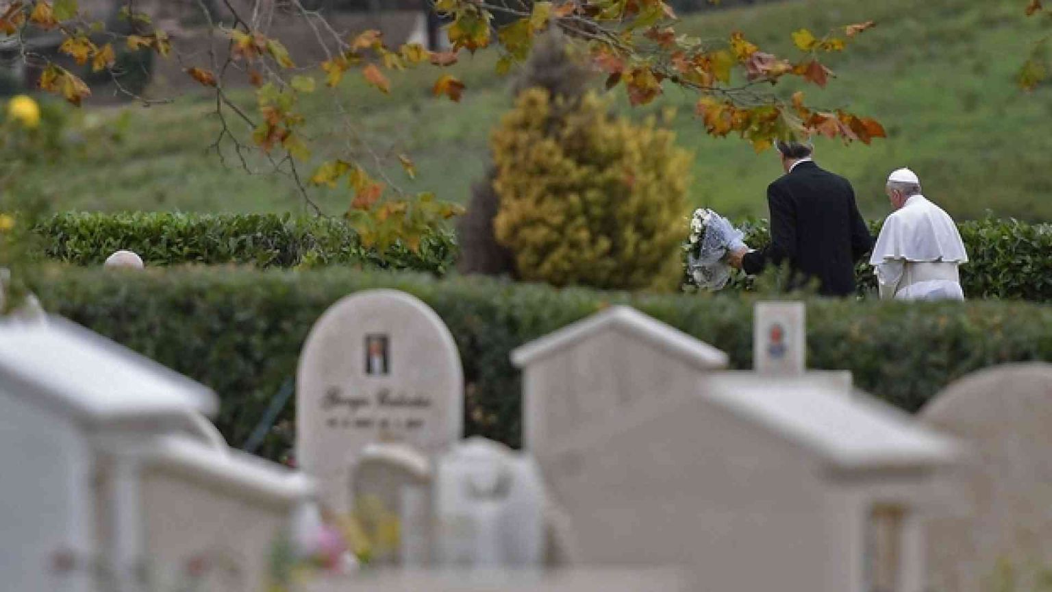 Papa Francesco al cimitero Laurentino. La preghiera sulle tombe degli «angeli»