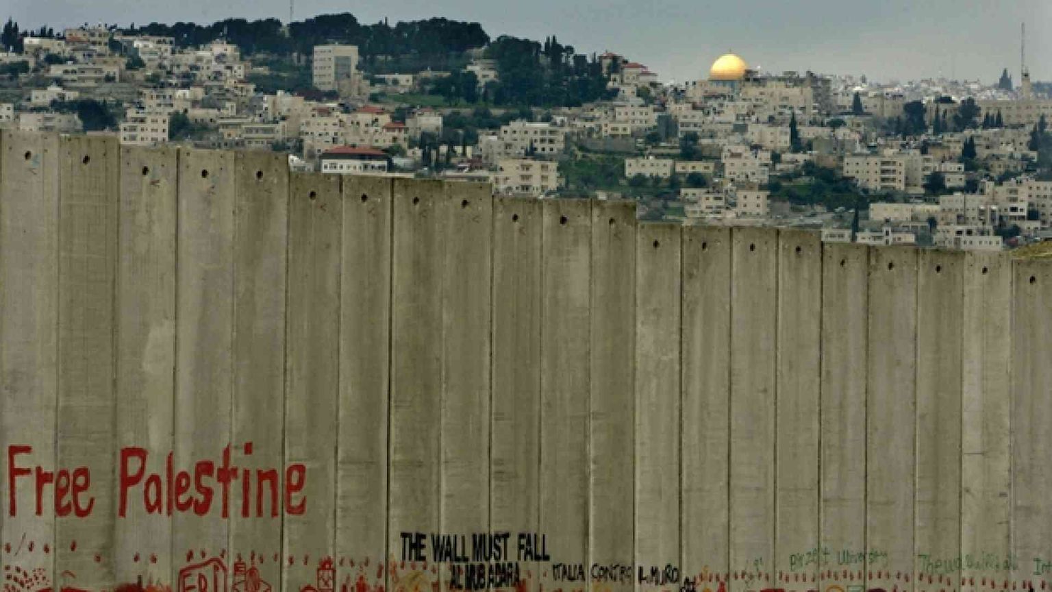 Ramallah, il fuoco oltre il muro. Dove la vita resta tagliata a metà