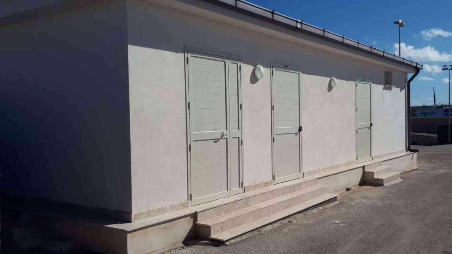 A Lampedusa bagni a norma, ma chiusi: manca l'appalto pulizie