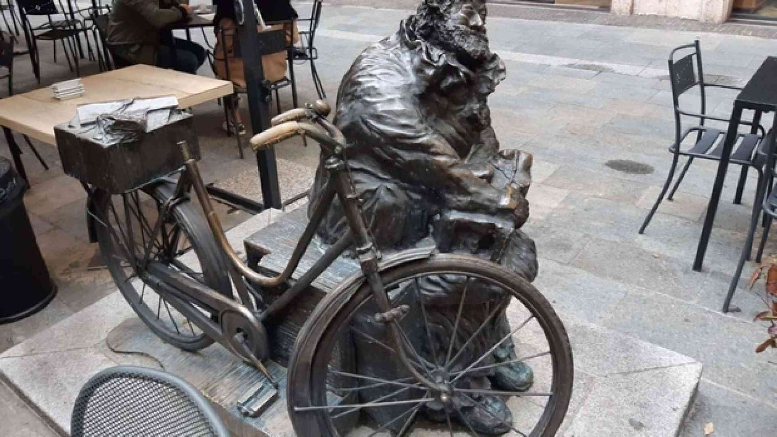 A Parma una statua al «Màt». Enzo Sicuri il clochard del centro