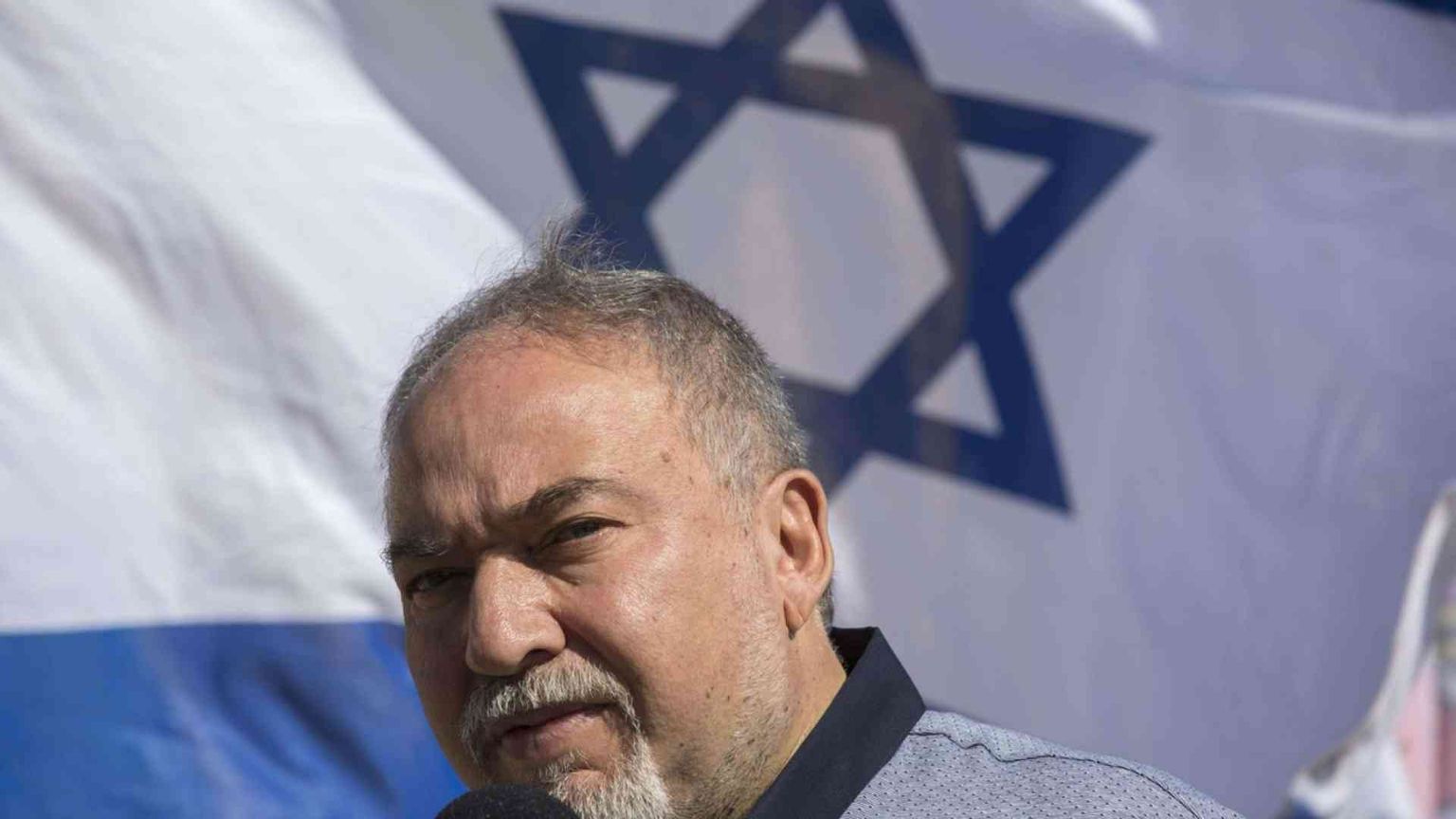 Il ministro Lieberman lascia: governo Netanyahu in bilico