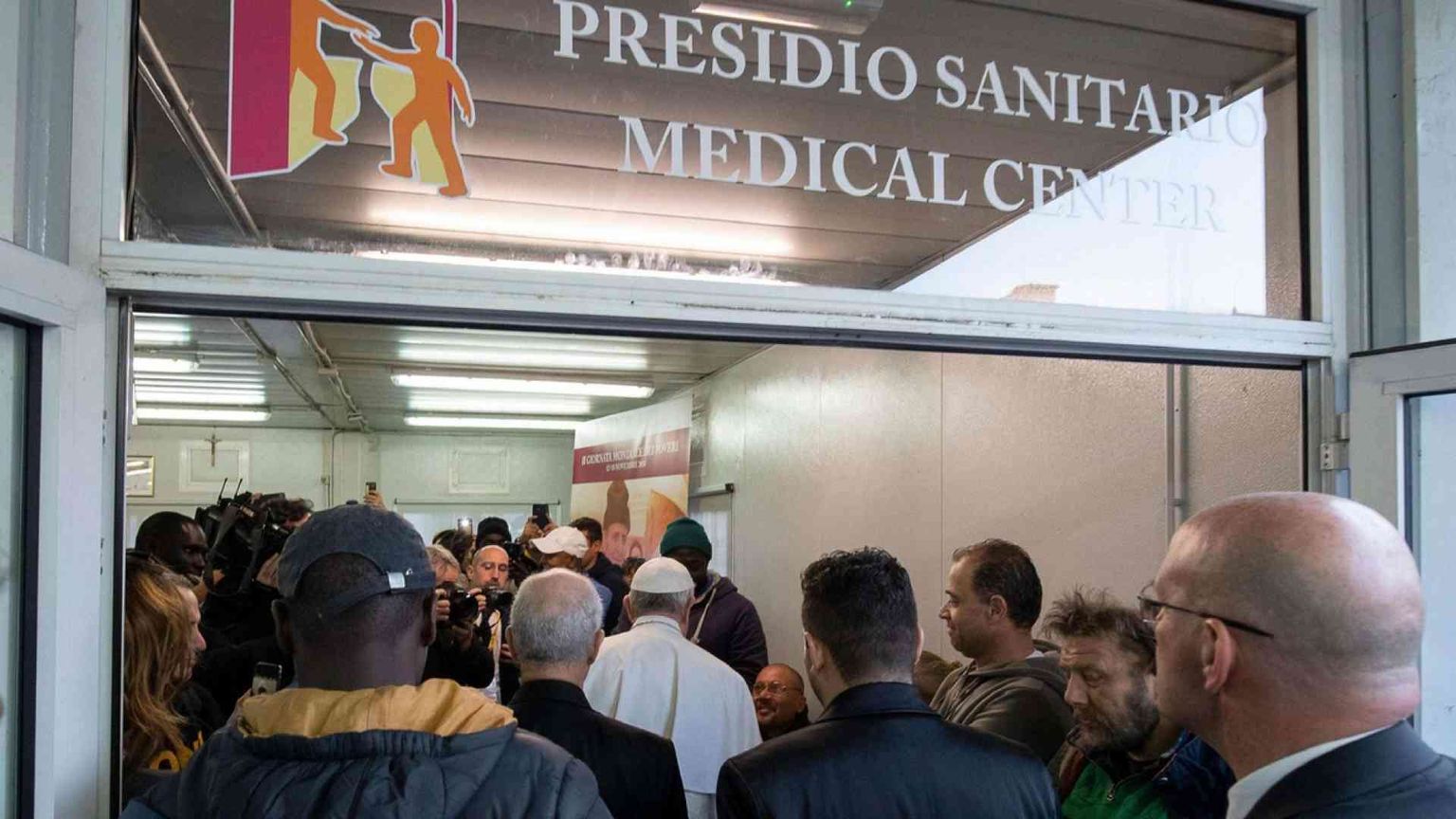 Papa Francesco al presidio sanitario in piazza San Pietro