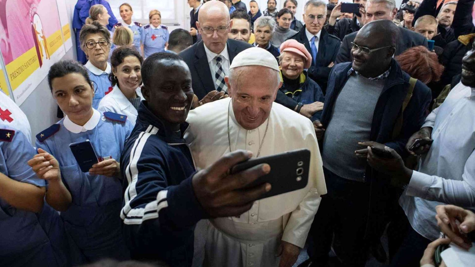 La Giornata dei poveri: la Messa in San Pietro e il pranzo con il Papa