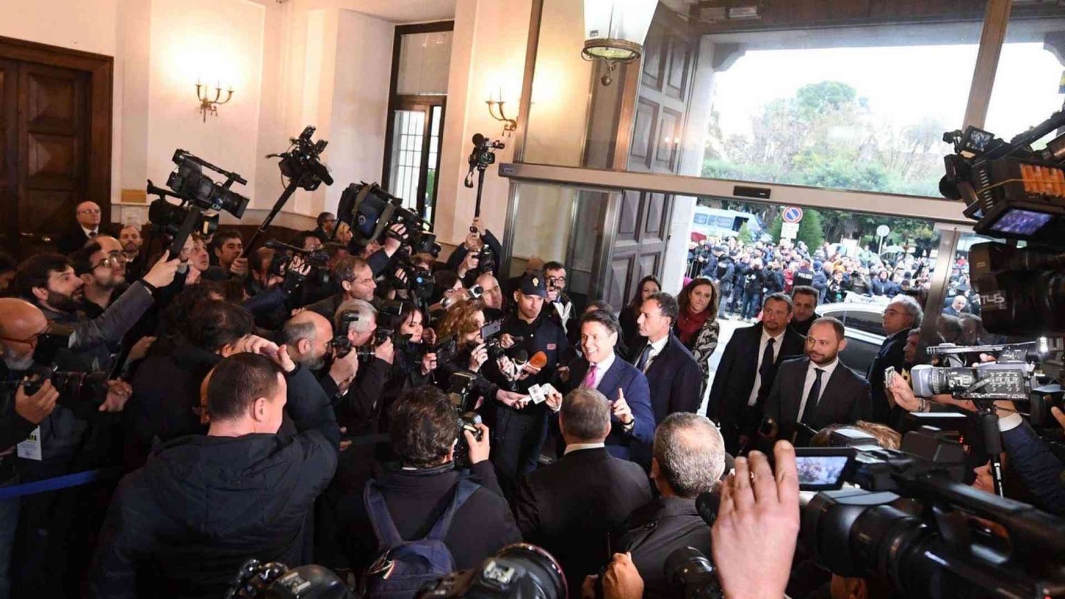 Il governo a Caserta: militari e più monitoraggio il piano contro i roghi