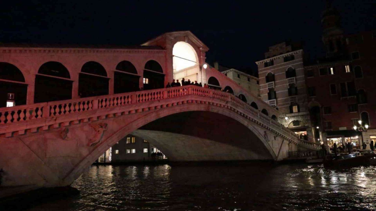 Venezia in rosso, il «grazie» dalla figlia di Asia Bibi