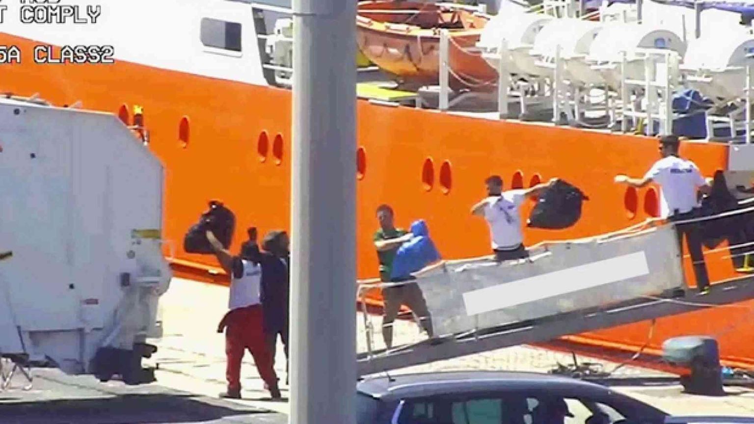 L'infettivologo: «I vestiti dei migranti non trasmettono le malattie»