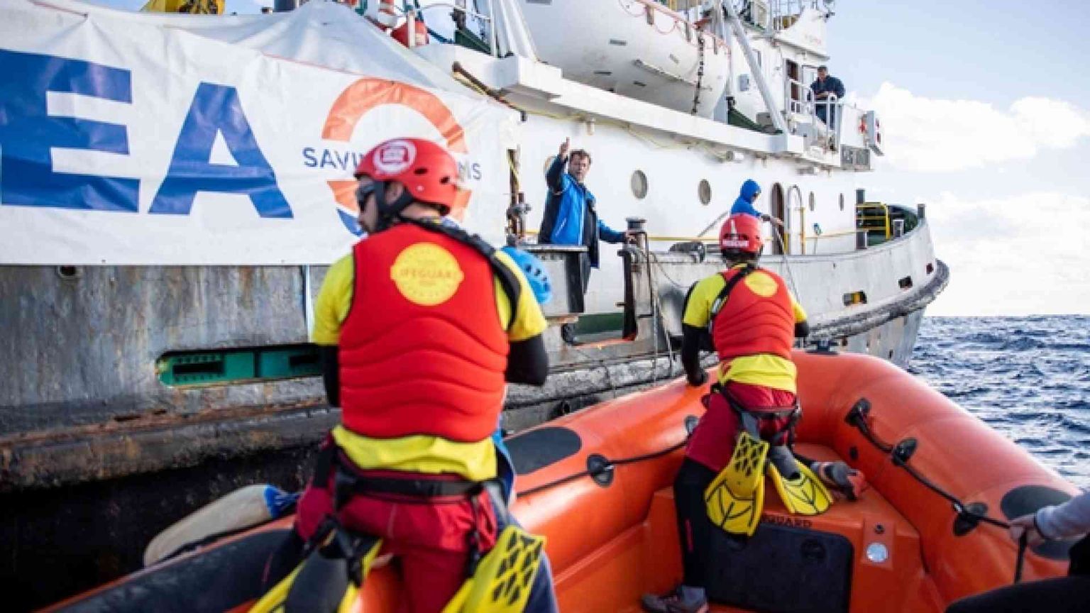 Soccorso da rimorchiatore libico gommone in avaria con 120 persone a bordo