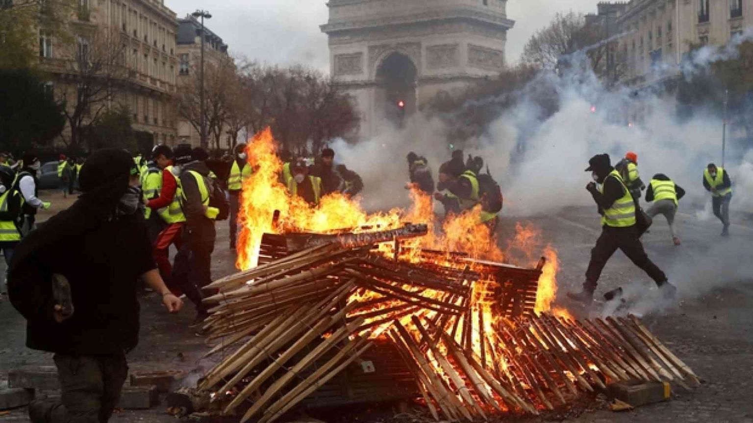 Scontri sugli Champs Elysées: oltre 100 feriti, 270 gilet gialli fermati