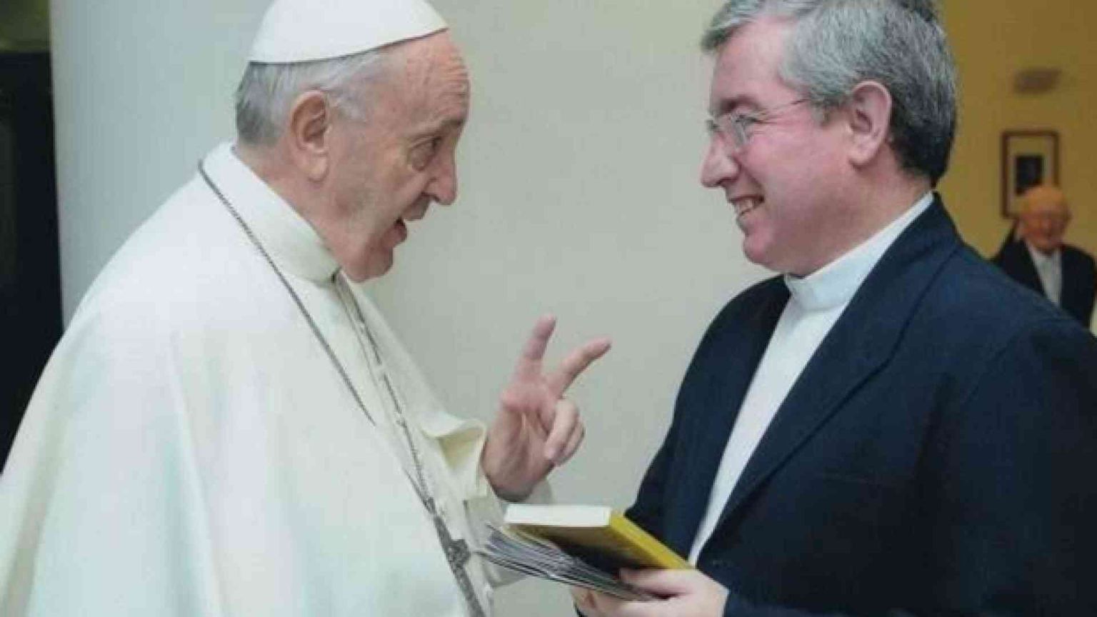 La forza della vocazione, papa Francesco: attenti a ideologia e clericalismo