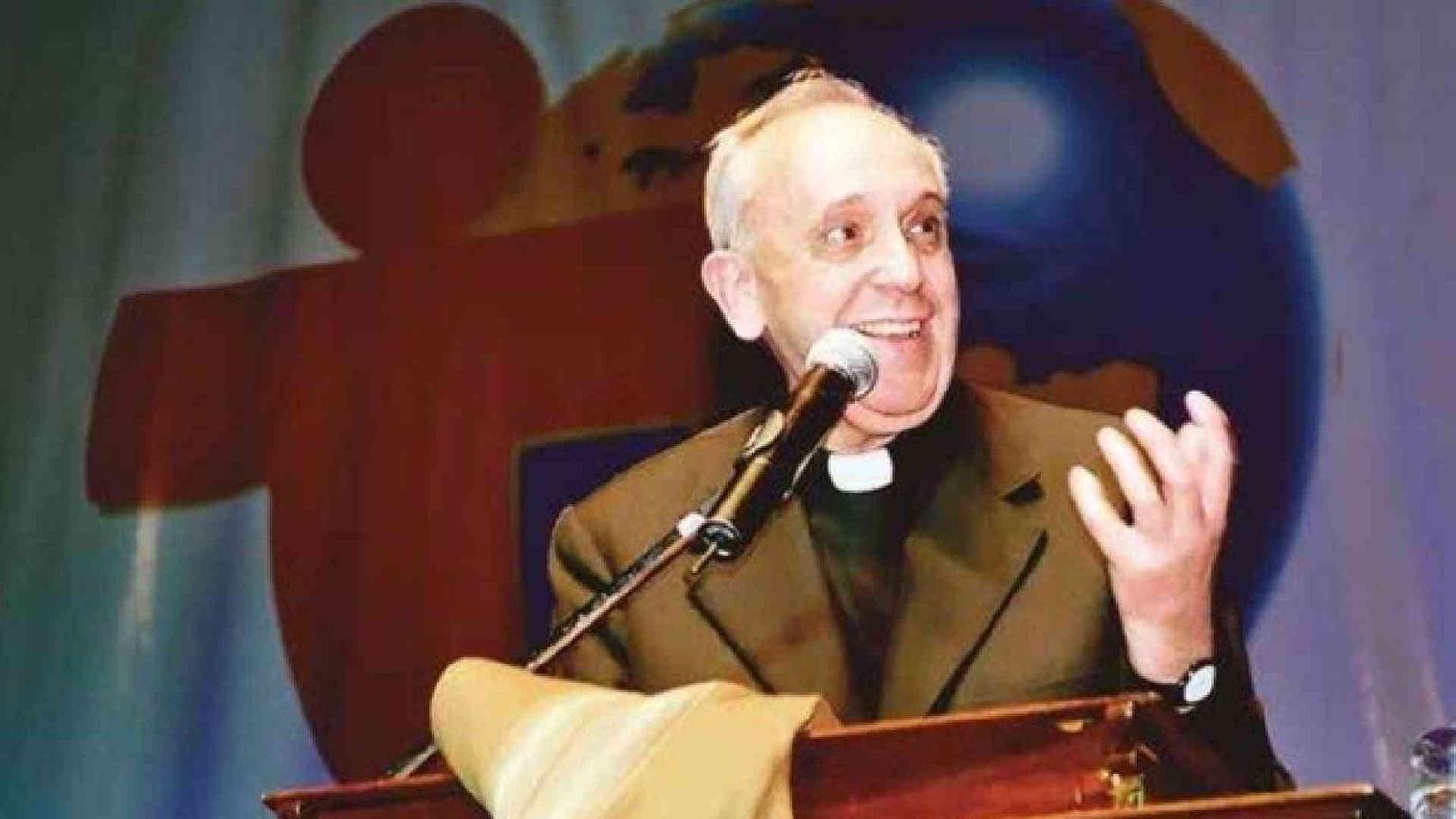 Chi era Bergoglio prima di diventare papa Francesco? Ce lo spiega una mostra