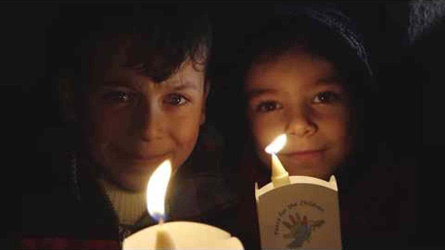 Il Papa accende un cero e prega per la «pace nell'amata Siria»