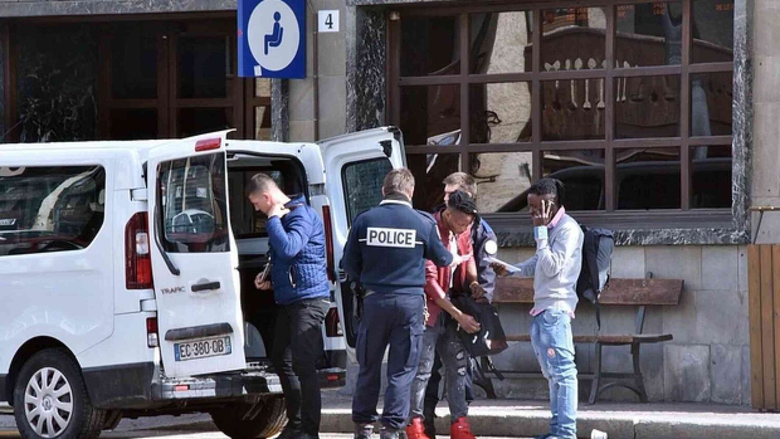 «L'Italia vìola i diritti dei profughi»