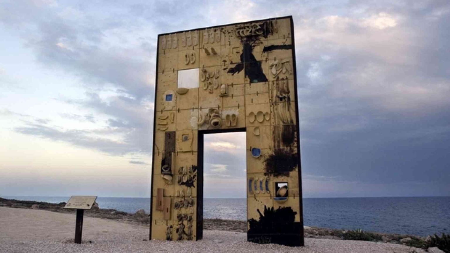 Un francobollo dedicato a Lampedusa e ai migranti