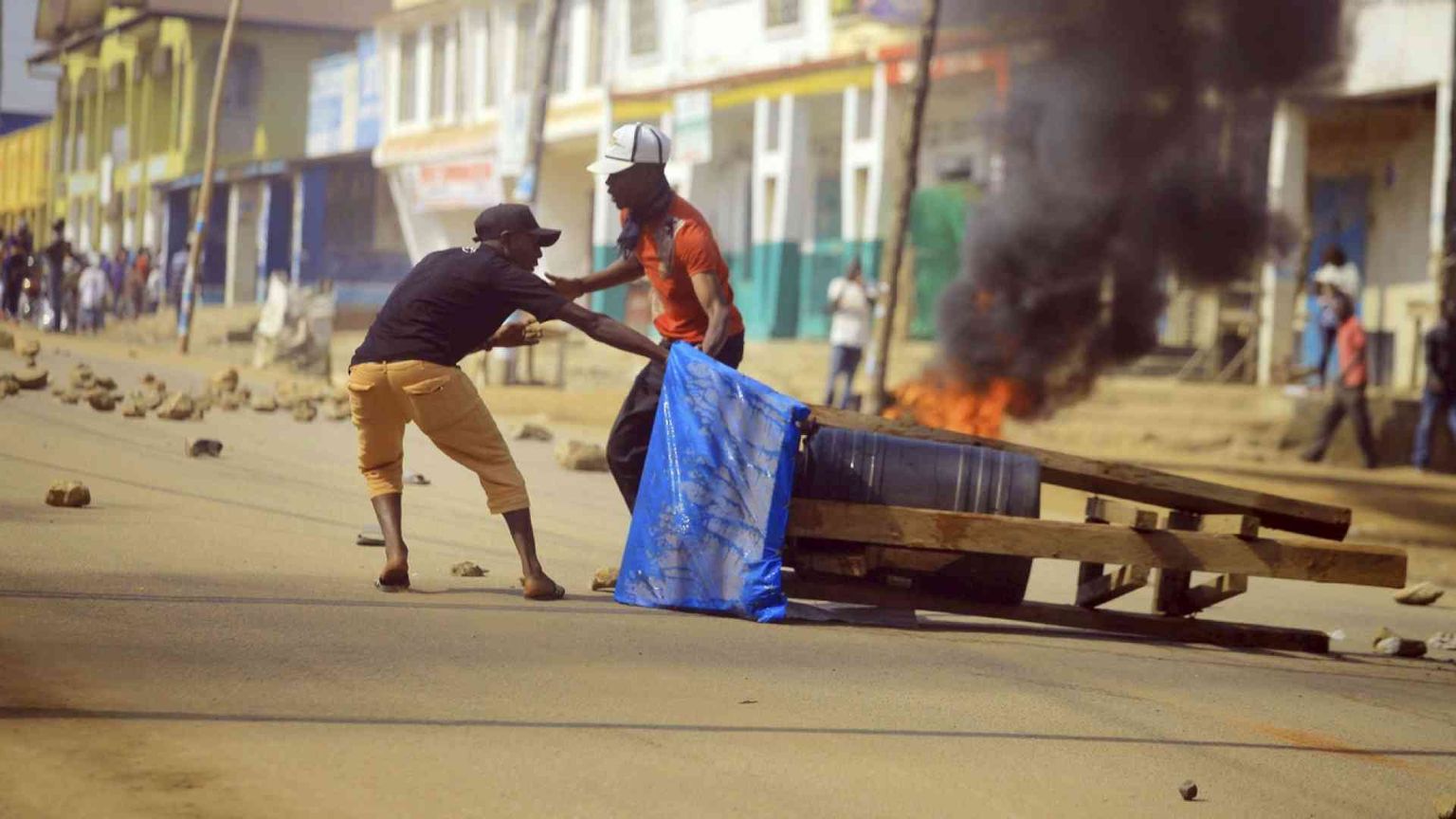 Vigilia elettorale tra tensione e rinvii