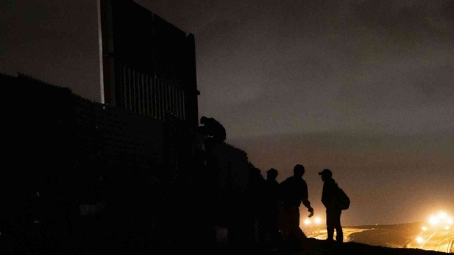 Migranti della Carovana respinti con il gas al confine Usa