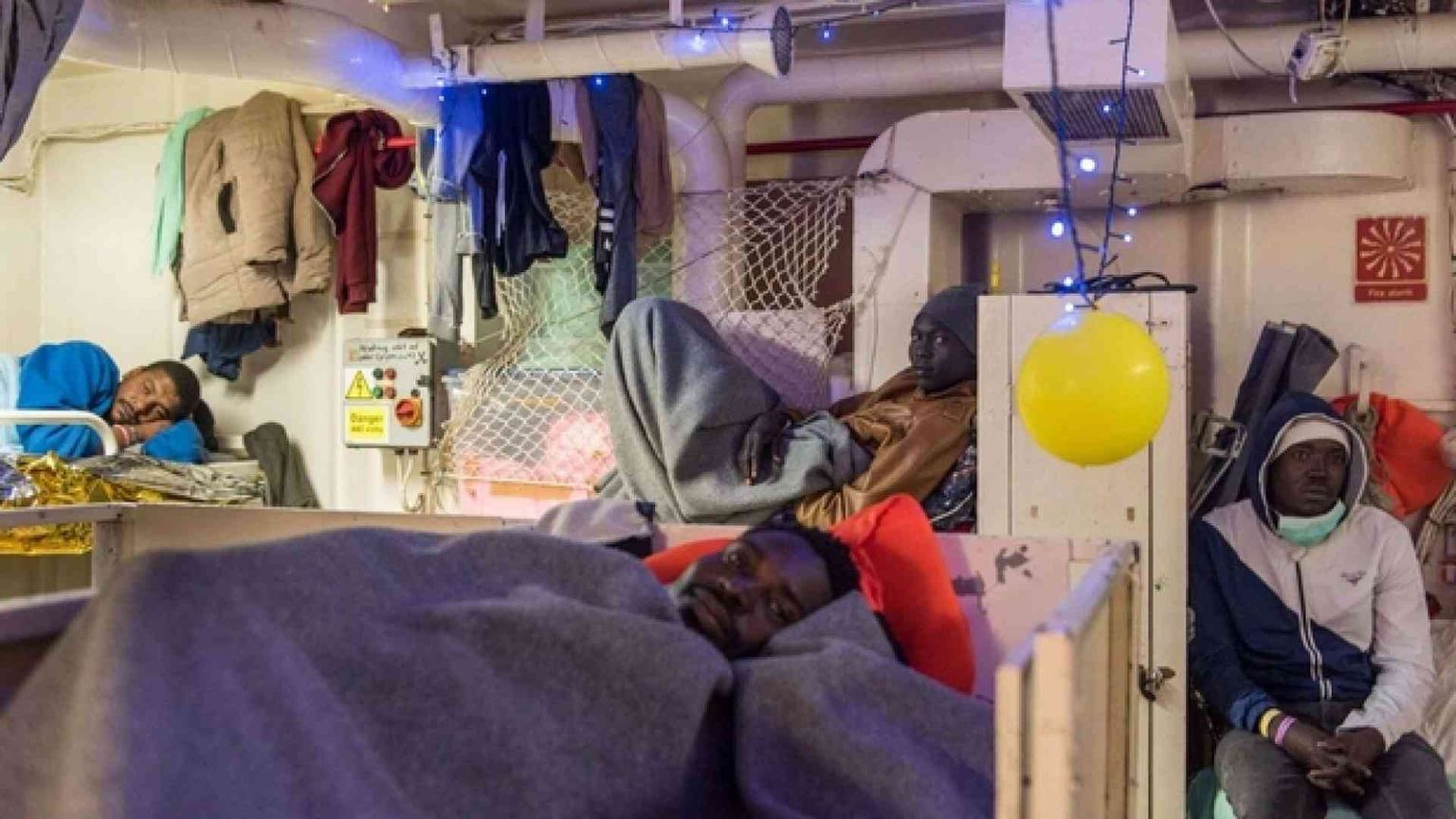 Paura e disperazione sulla Sea Watch 3. Le famiglie: non divideteci