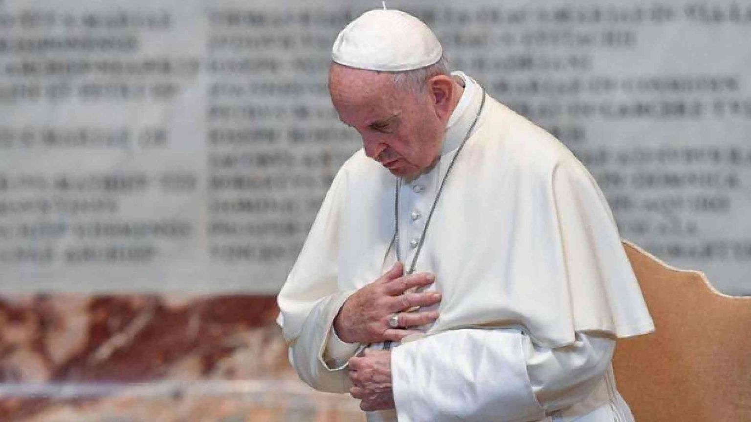 Francesco: la preghiera è la vittoria sulla solitudine e sulla disperazione