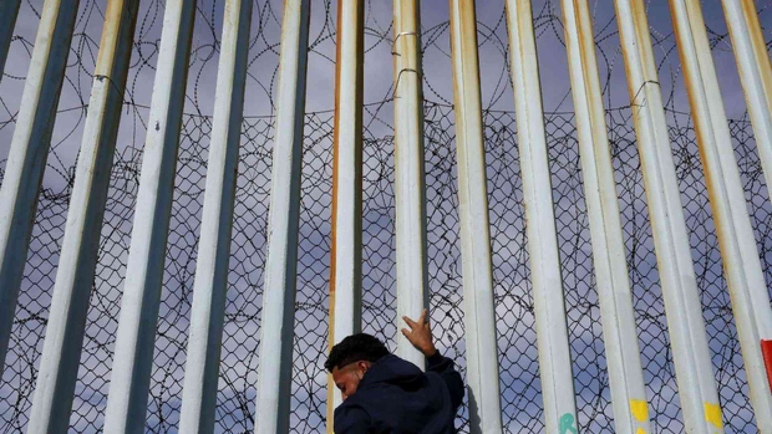 Record di mamme e bimbi «prigionieri», tensione al confine