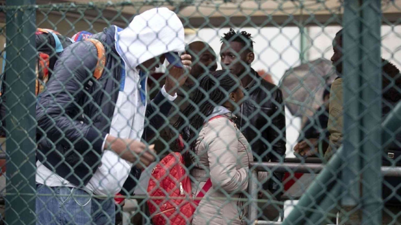 Ripresi i trasferimenti dal Cara di Castelnuovo. Cresce la protesta