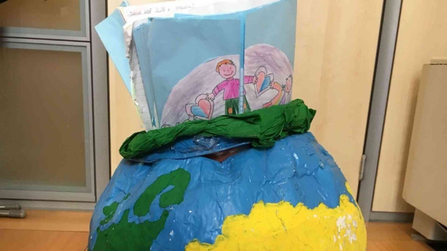 I bambini scrivono ai loro coetanei migranti del Cara: «Non siete soli»