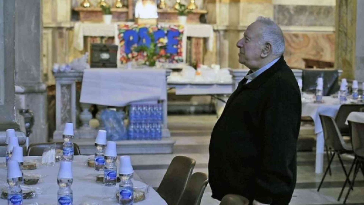 Un biglietto di minacce al prete che aiuta i poveri