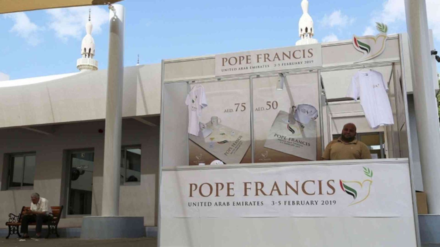 Viaggio negli Emirati Arabi, dove per la prima volta mette piede un Papa