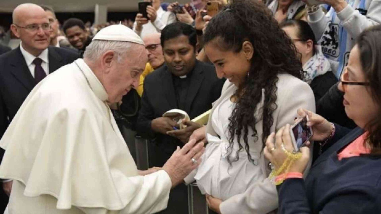 Papa Francesco: chi non vede le lacrime dei poveri ha il cuore di pietra