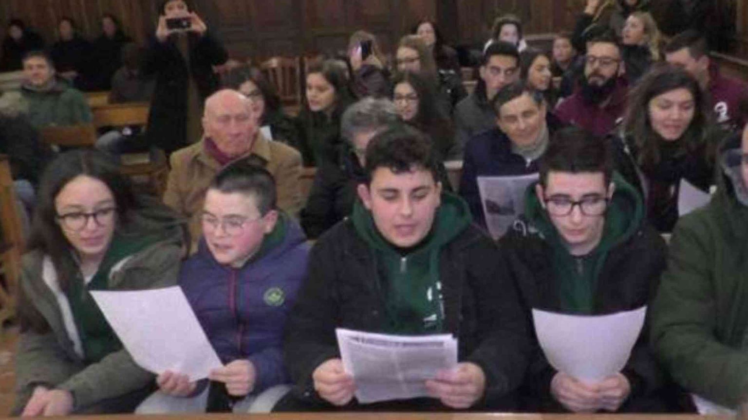 In chiesa a Mercogliano don Vitaliano fa cantare «Soldi» di Mahmood