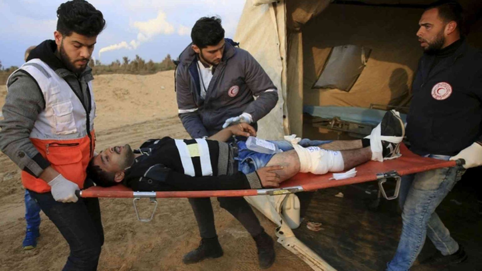 Gaza, un altro venerdì di rabbia: ucciso un adolescente