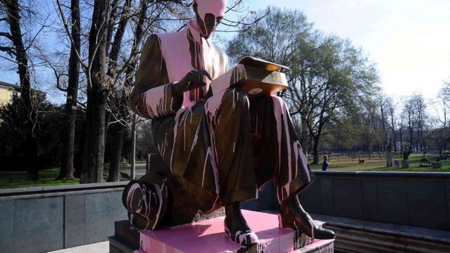 Montanelli "predatore", "via quella statua". Chi ha ragione?