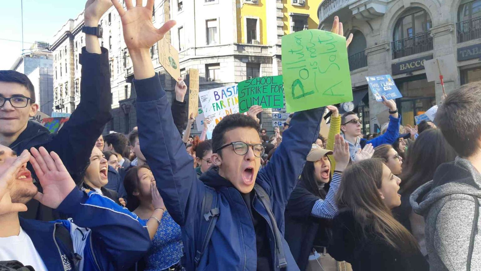 Con gli adolescenti in piazza: qui c'è un altro Pianeta