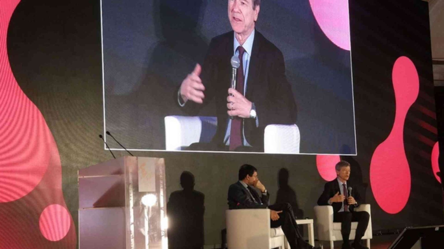 L'economia (civile) secondo Sachs: più cooperazione e no alla flat tax