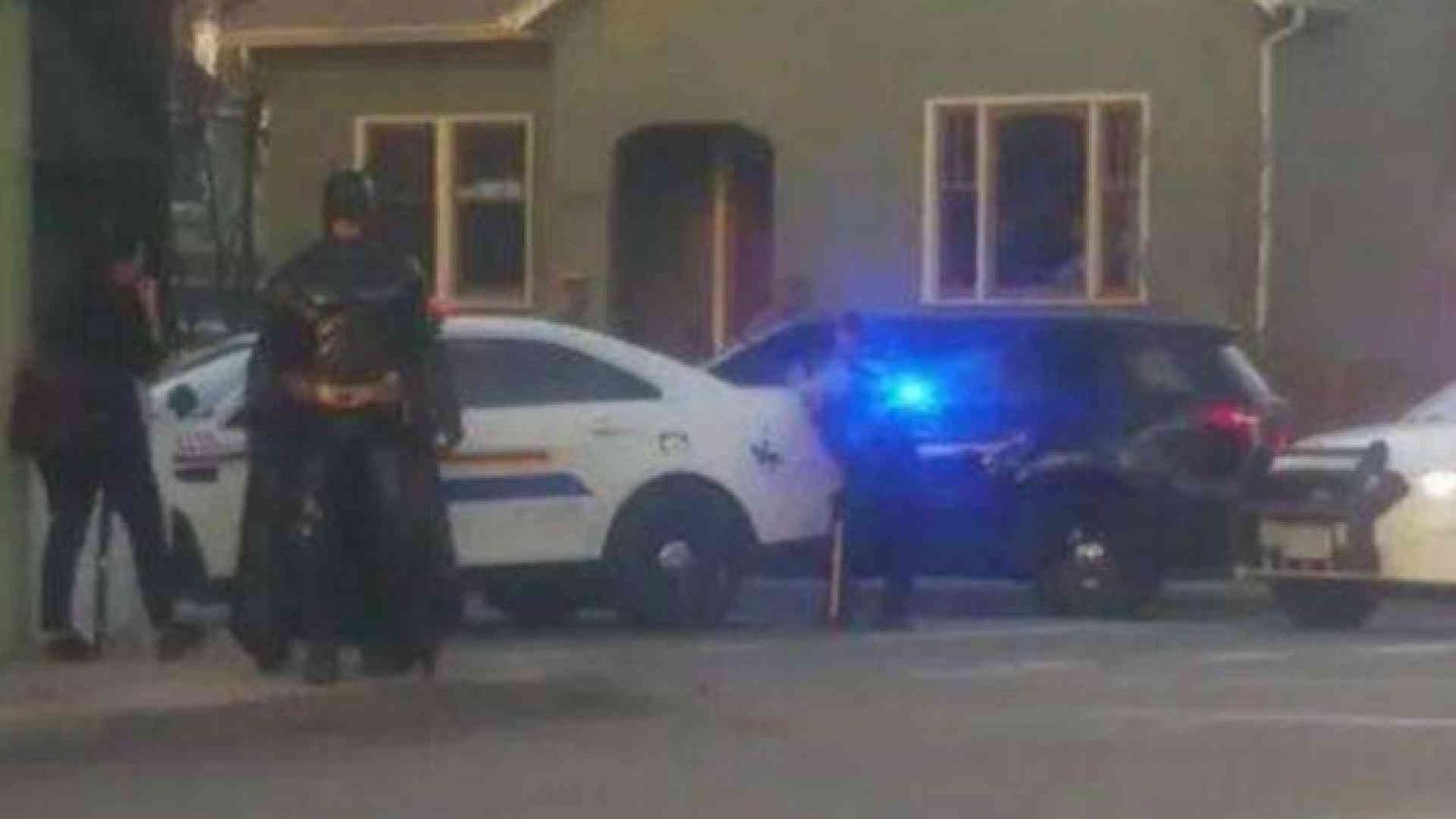 Soccorre i poliziotti vestito da Batman, ma lo allontanano
