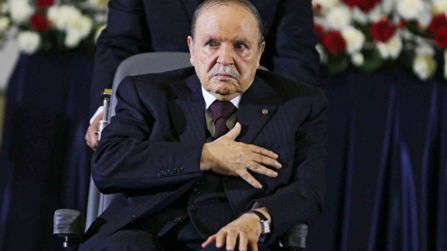 Algeria, Bouteflika cede alle proteste (e ai militari) e si dimette