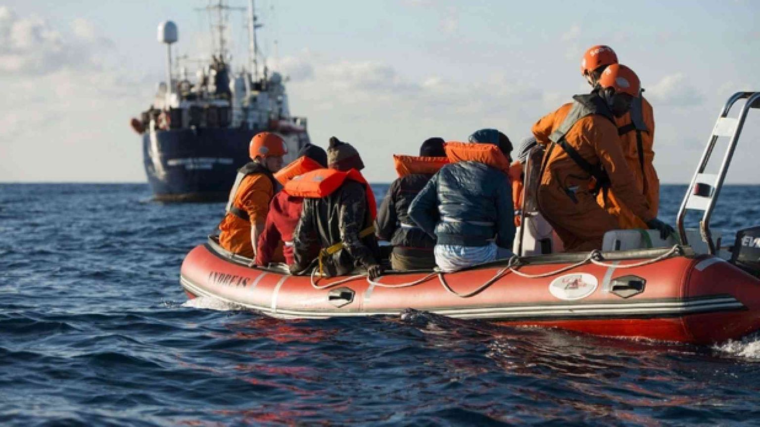 La nave Kurdi salva 64 naufraghi e chiede un porto. Salvini: vada ad Amburgo