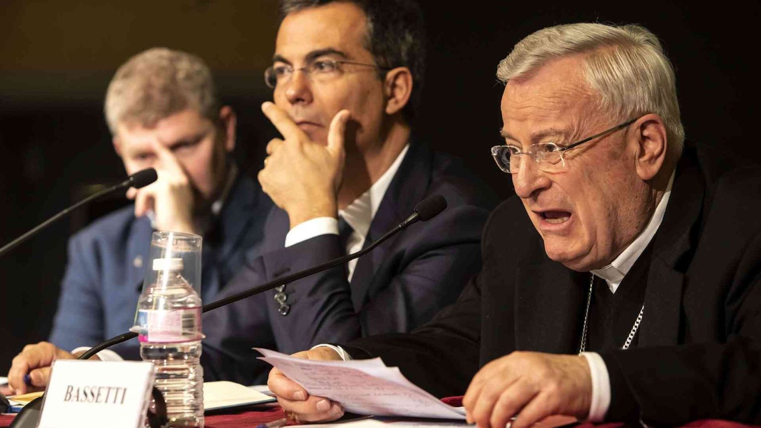 Bassetti: «Soccorrere i migranti, istituzioni prendano loro responsabilità»