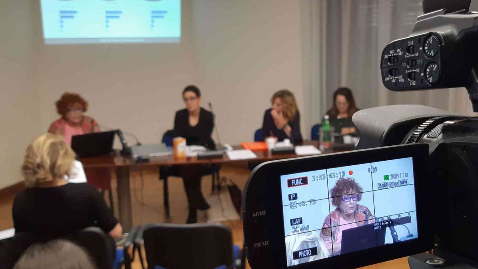 Contro le giornaliste ricatti e molestie sessuali in redazione