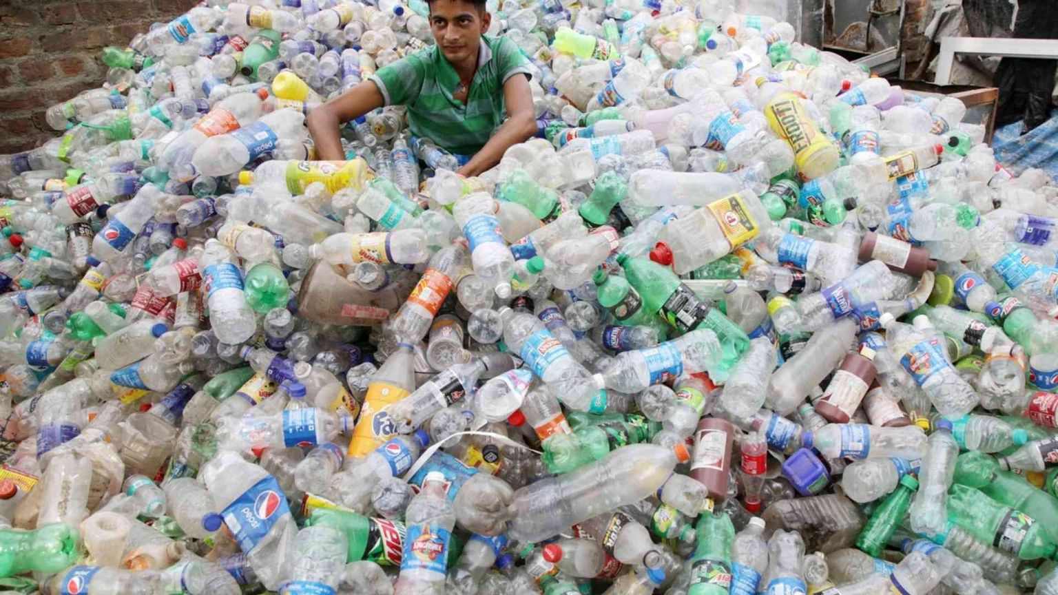 La sfida di sindaci e cittadini contro le montagne di plastica