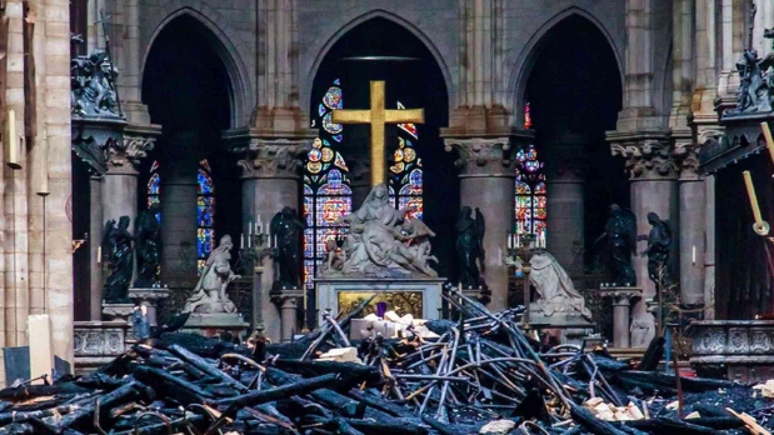 Il Papa: «Notre-Dame torni a essere segno di fede». Salvi croce e altare