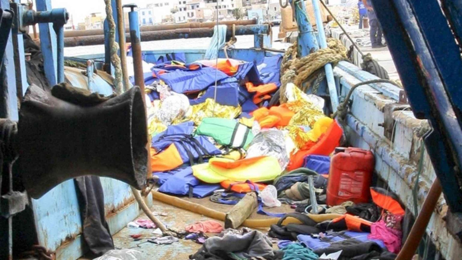 La carezza di papa Francesco alle famiglie siriane spezzate dal mare