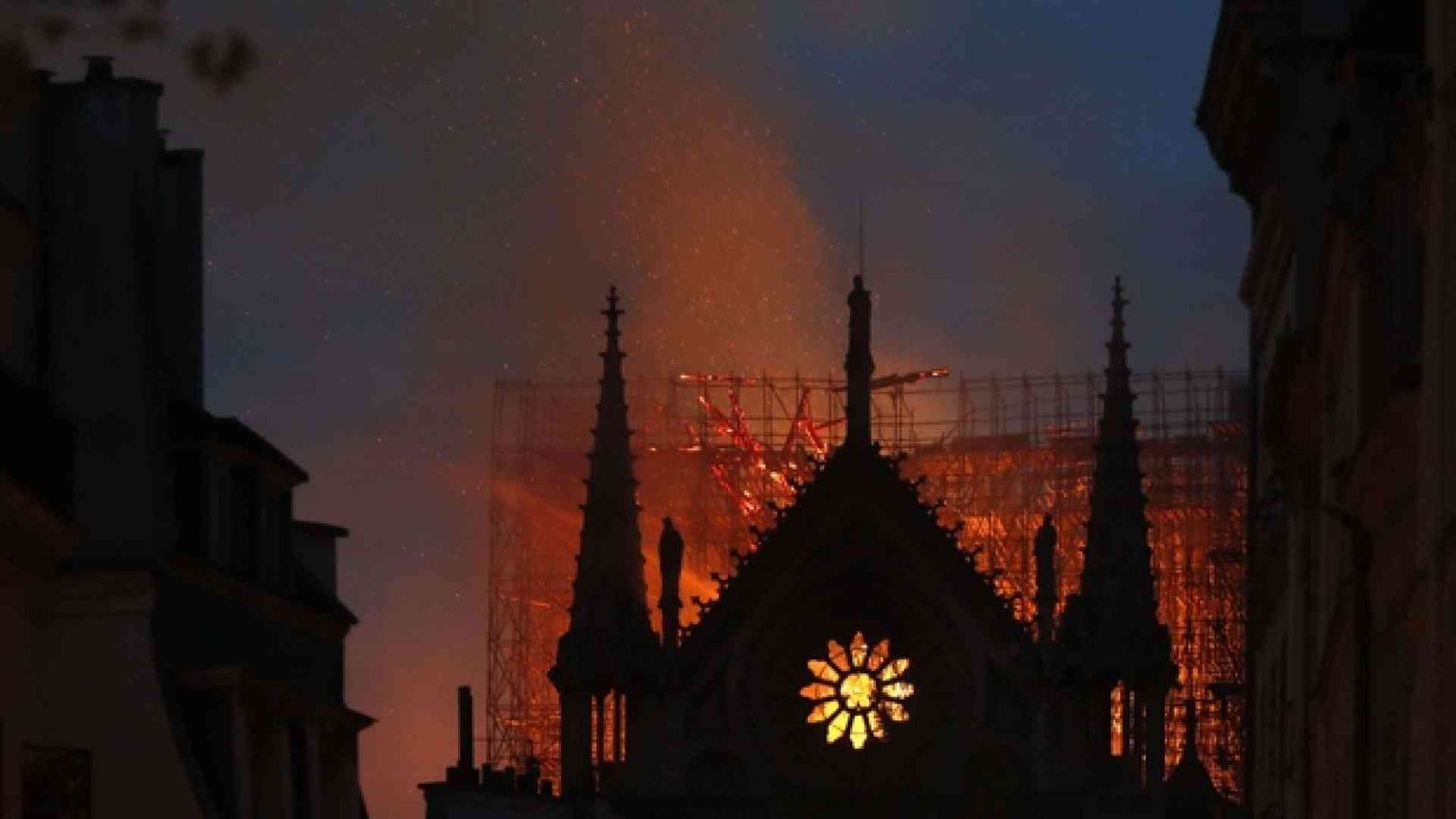 Notre-Dame, quel fuoco ridà anche «luogo» al sacro
