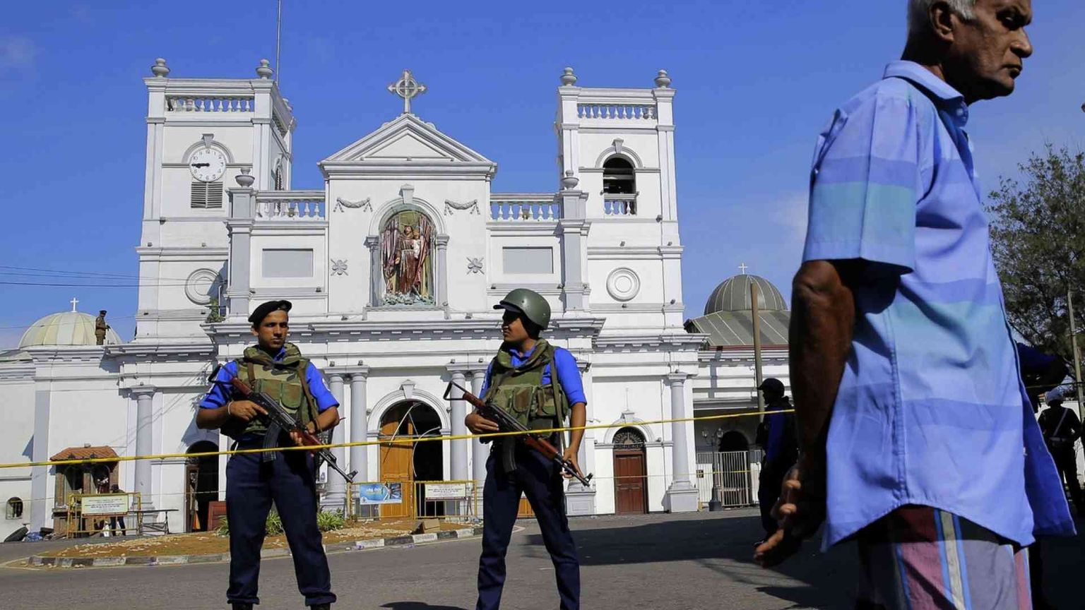 Il governo: «Sono stati i jihadisti». Trovati altri ordigni