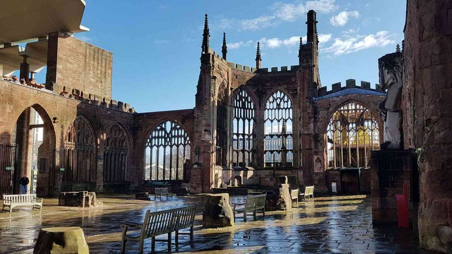 Costruire o ricostruire? Coventry, la cattedrale attraversata dal mondo