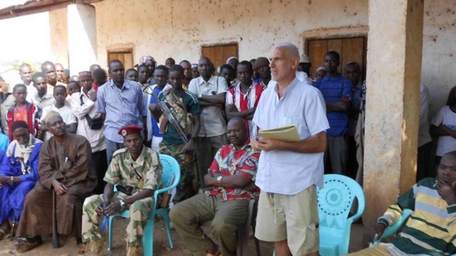 In manette il missionario che documenta lo sfruttamento. Ma è rivolta