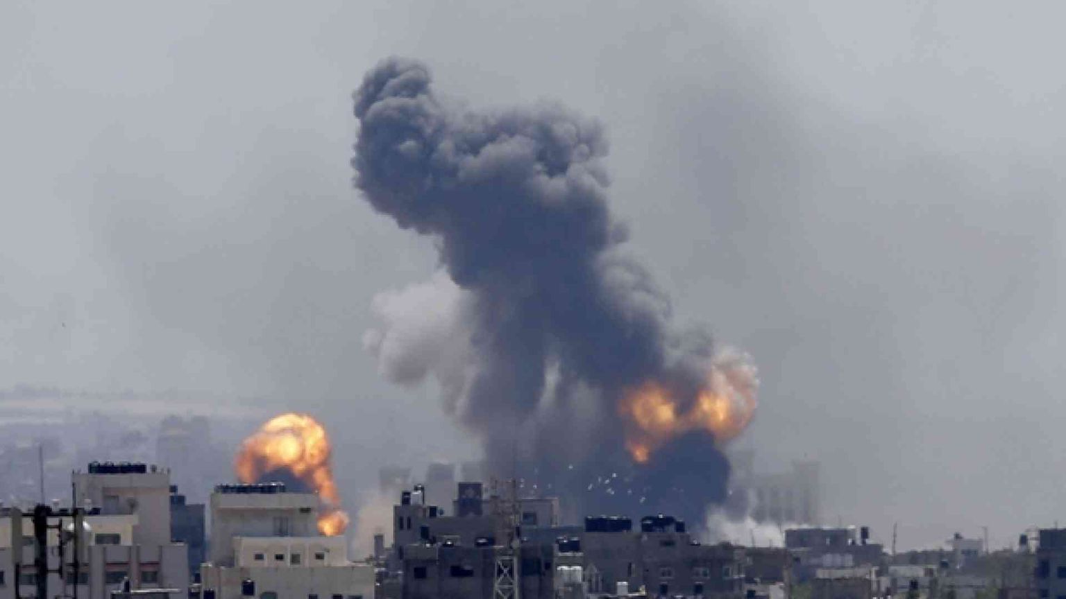 Centinaia di razzi sparati da Gaza, Israele risponde con i raid aerei