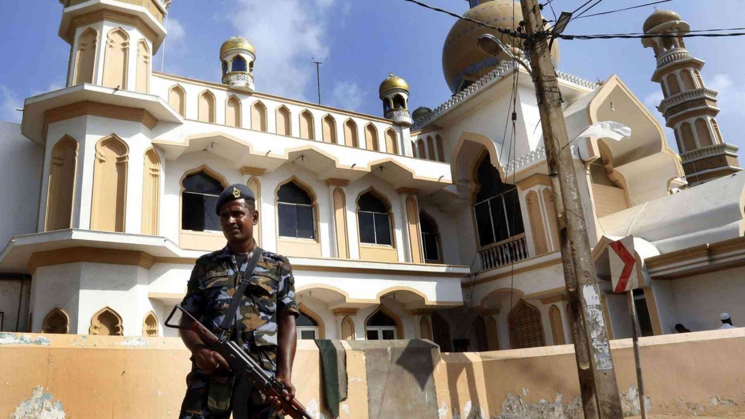 Le chiese restano chiuse. La lettera del Papa: vinca la volontà di pace