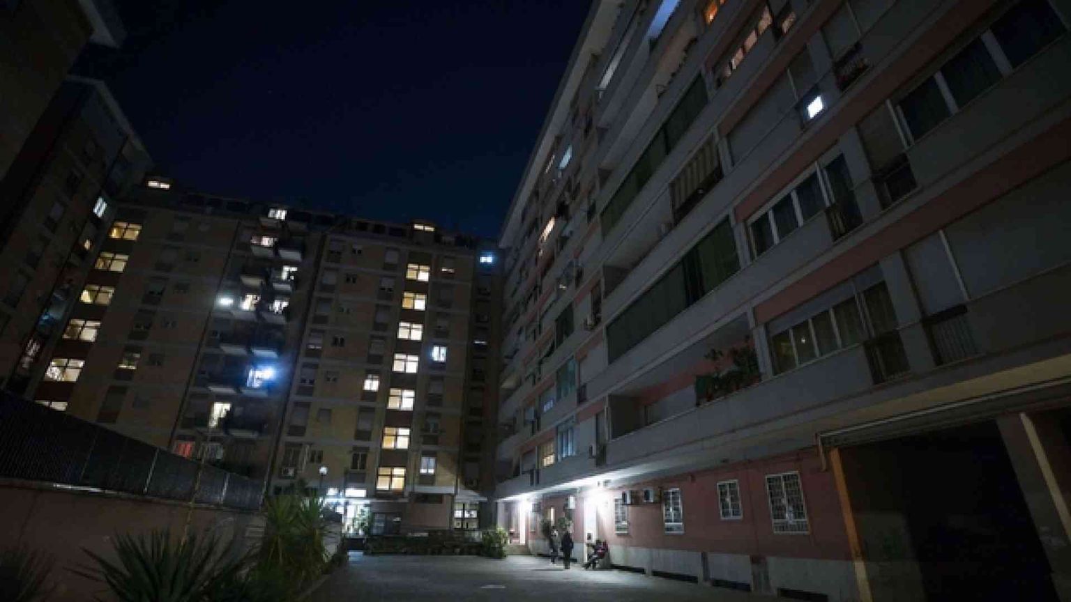 Assedio ai rom per una casa. «Li vogliamo vedere tutti impiccati e bruciati»