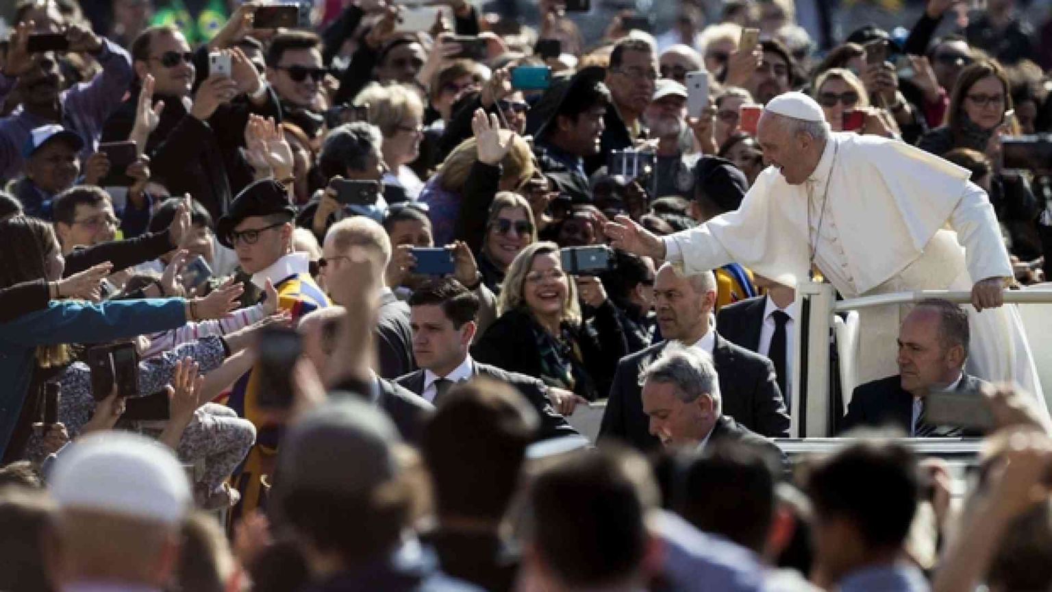 Papa Francesco: la carità senza tenerezza è come un bicchiere di aceto