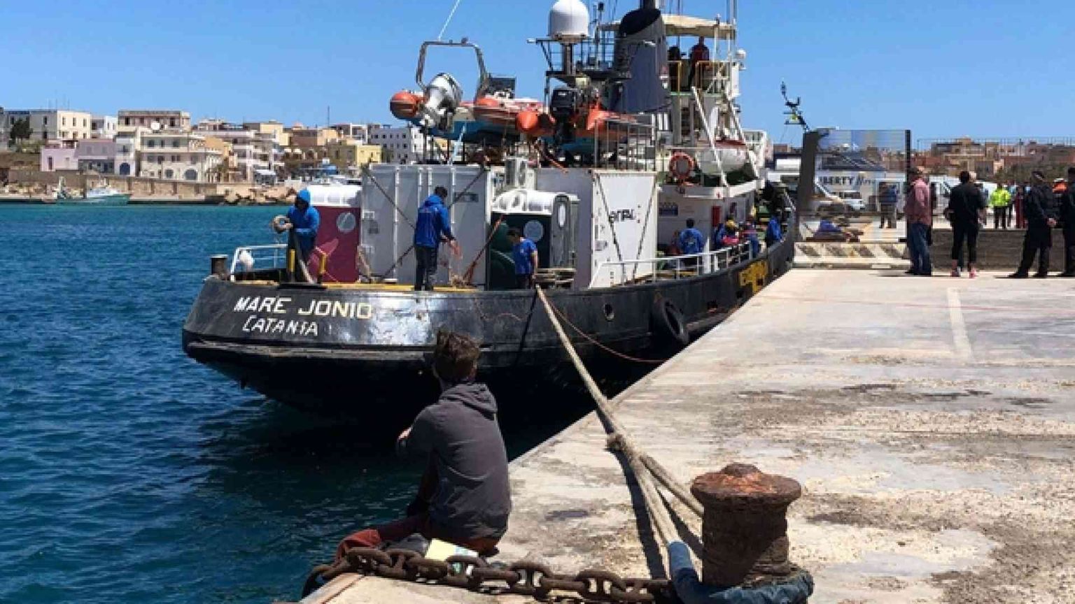 Decine di morti al largo della Tunisia. Mare Jonio, indagato il comandante