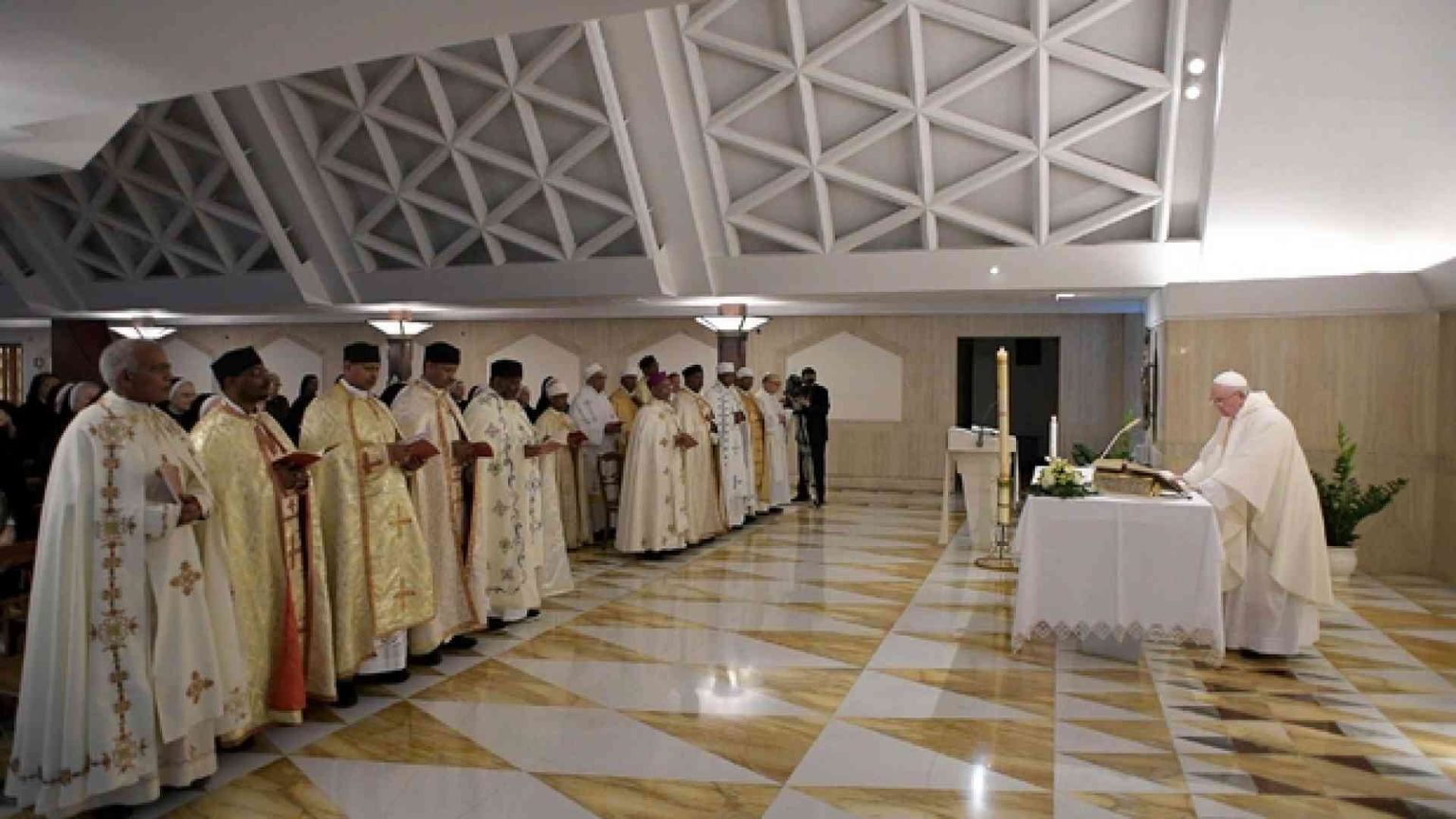 Papa: cristiani innamorati della legge di Dio, ma non testardi